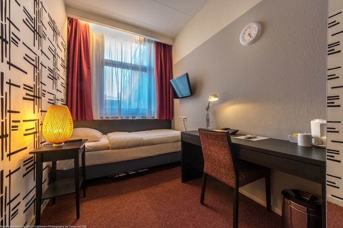 Imagen de la habitación del Hotel A&O Rotterdam City. Foto 10