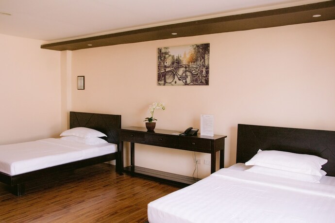 Imagen de la habitación del Hotel AandA Garden Suites. Foto 18