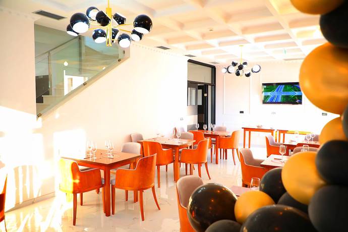 Imagen del bar/restaurante del Hotel AandG. Foto 2