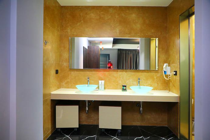 Imagen de la habitación del Hotel AandG. Foto 10