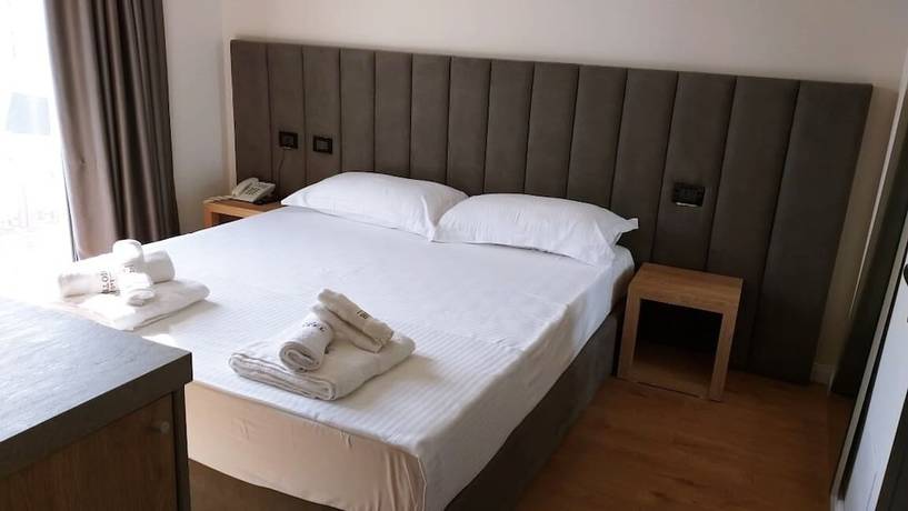 Imagen de la habitación del Hotel AandG. Foto 13