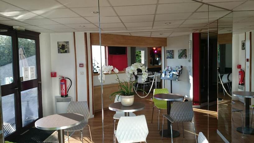 Imagen del bar/restaurante del Hotel Aandh Privil&egrave;ge Lyon Est - Saint Priest Eurexpo. Foto 12