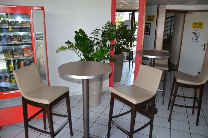 Imagen del bar/restaurante del Hotel Aandh Privil&egrave;ge Lyon Est - Saint Priest Eurexpo. Foto 14