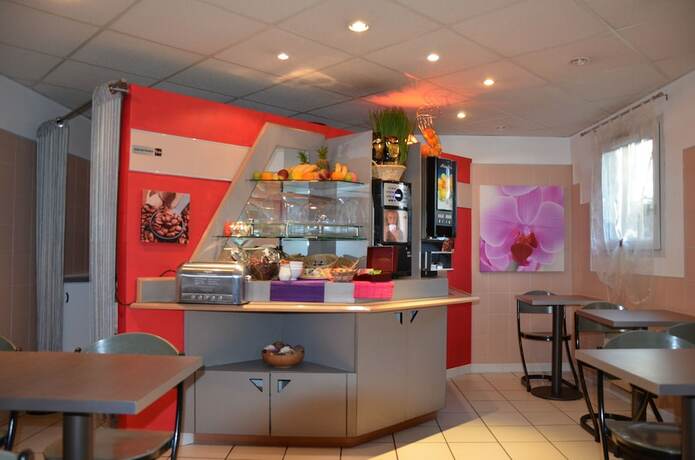 Imagen del bar/restaurante del Hotel Aandh Privil&egrave;ge Lyon Est - Saint Priest Eurexpo. Foto 15