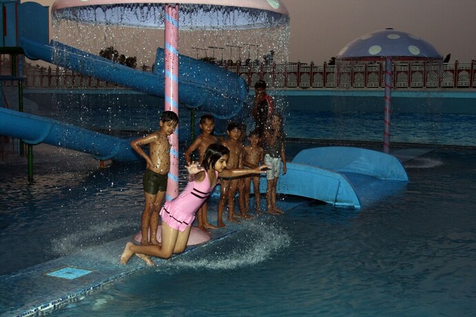 Imagen de la piscina del Hotel Aapno Ghar Resort. Foto 30