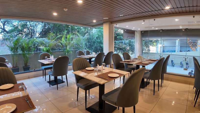 Imagen del bar/restaurante del Hotel Aarambh by The Sky Imperial Indore, Indore. Foto 2