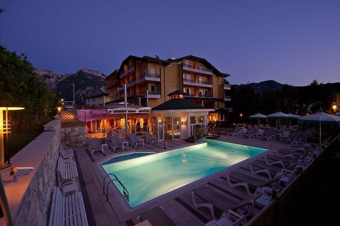 Imagen de la piscina del Hotel Aaritz, Levico Terme. Foto 13