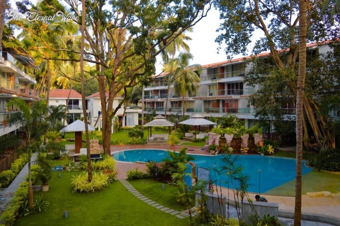 Imagen de la piscina del Hotel Aarju Luxurious Wave. Foto 17