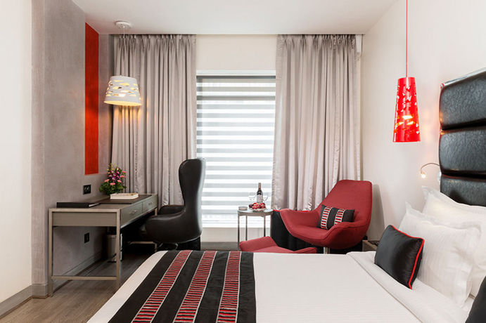 Imagen de la piscina del Hotel Aauris. Foto 15