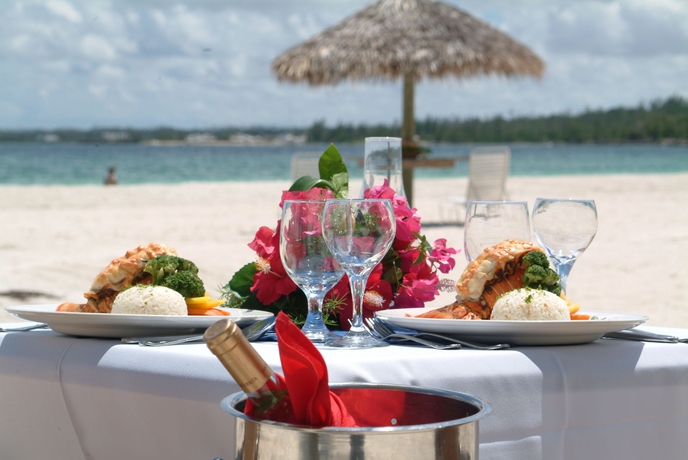 Imagen del bar/restaurante del Hotel Abaco Beach Resort and Boat Harbour Marina. Foto 7