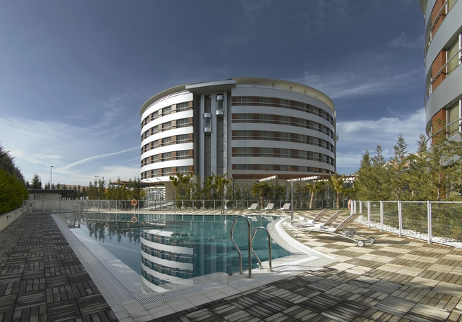 Imagen de la piscina del Hotel Abades Nevada Palace. Foto 13