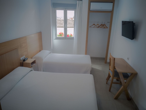 Imagen de la habitación del Hotel Abadi. Foto 8