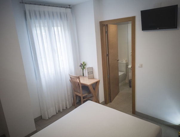 Imagen de la habitación del Hotel Abadi. Foto 13