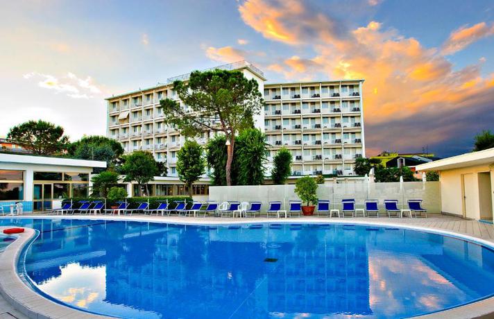 Imagen de la piscina del Hotel Abano Astoria. Foto 18