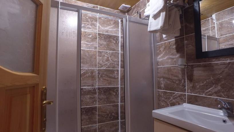 Imagen de la habitación del Hotel Abant Kartal Yuvasi, Bolu. Foto 12