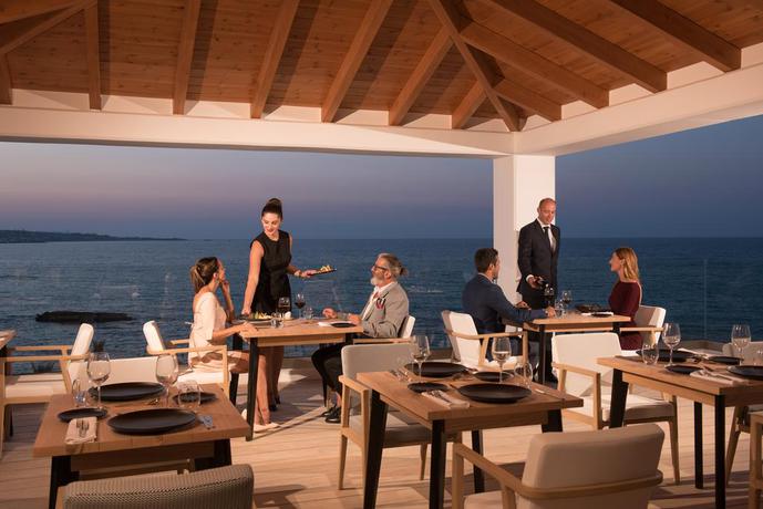 Imagen del bar/restaurante del Hotel Abaton Island Resort and Spa. Foto 5