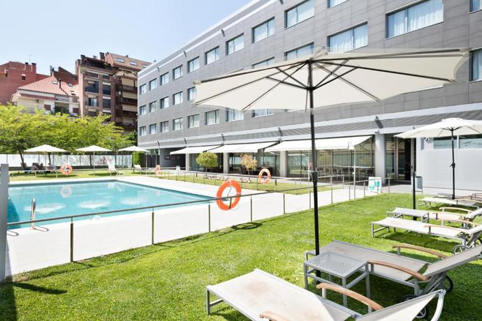 Imagen de la piscina del Hotel Abba Huesca. Foto 18