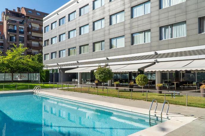 Imagen de la piscina del Hotel Abba Huesca. Foto 19