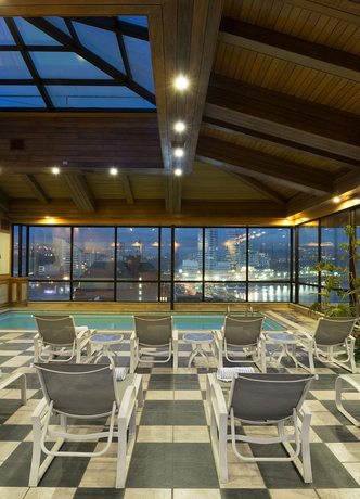 Imagen de la piscina del Hotel Abba Presidente Suites Puerto Montt. Foto 15