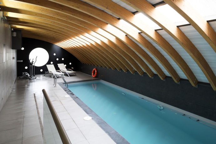 Imagen de la piscina del Hotel Abba Presidente Suites Santiago. Foto 5