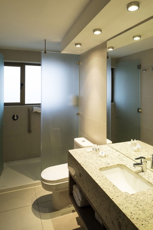 Imagen de la habitación del Hotel Abba Presidente Suites Santiago. Foto 2