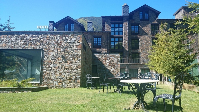 Imagen de los exteriores del Hotel Abba Xalet Suites. Foto 6