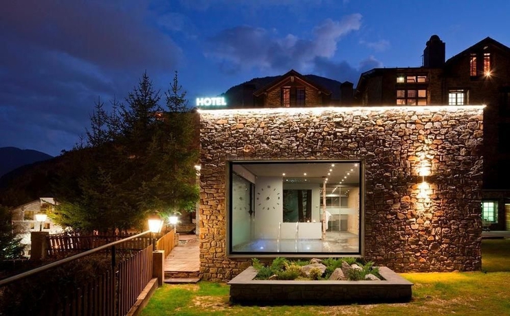 Imagen de la piscina del Hotel Abba Xalet Suites. Foto 12