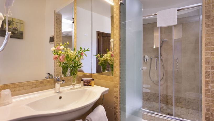 Imagen de la habitación del Hotel Abbazia Collemedio Resort and Spa. Foto 10