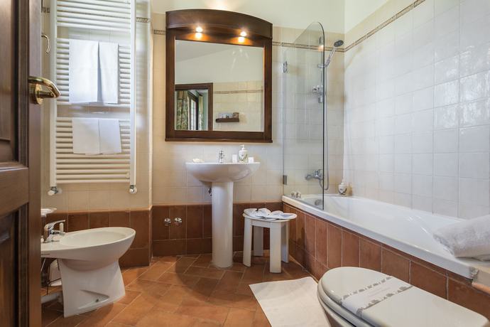 Imagen de la habitación del Hotel Abbazia Collemedio Resort and Spa. Foto 16