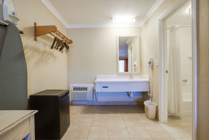 Imagen de la habitación del Hotel Abby's Anaheimer Inn. Foto 17