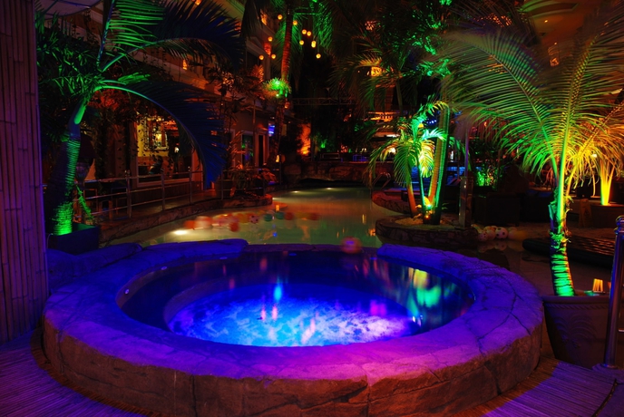 Imagen de la piscina del Hotel Abc, Angeles. Foto 5