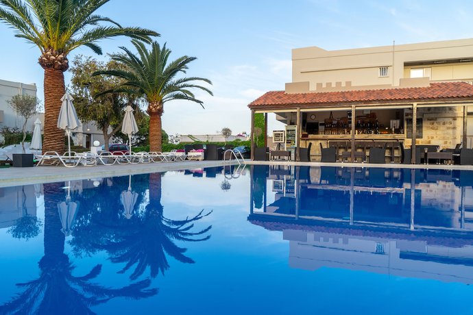 Imagen de la piscina del Hotel Abella. Foto 20