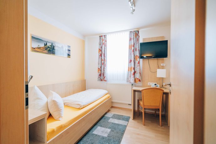 Imagen de la habitación del Hotel Abenstal. Foto 9