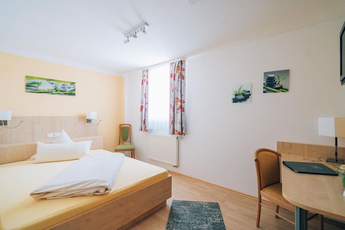 Imagen de la habitación del Hotel Abenstal. Foto 18