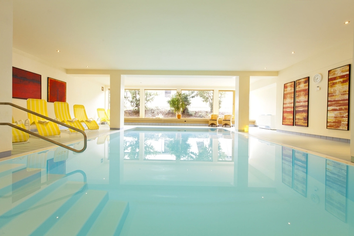 Imagen de la piscina del Hotel Abenteuerhotel Astoria. Foto 14