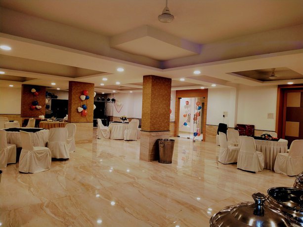 Imagen del bar/restaurante del Hotel Abhinav Royal. Foto 2