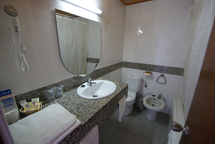 Imagen de la habitación del Hotel Abrat. Foto 10