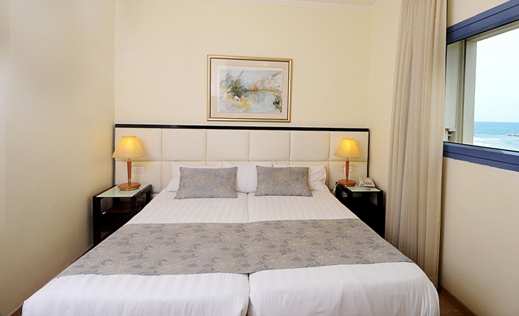 Imagen de la habitación del Hotel Abratel Suites. Foto 14