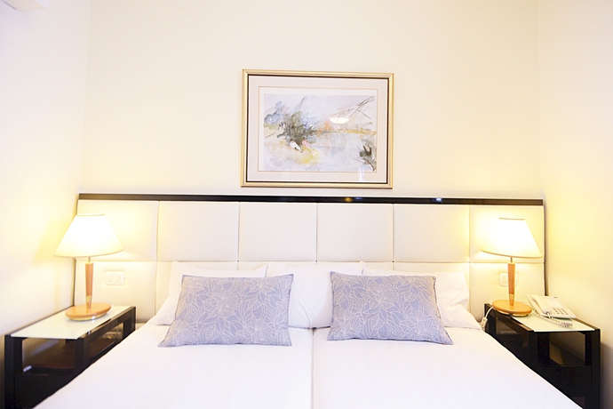 Imagen de la habitación del Hotel Abratel Suites. Foto 15