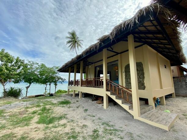 Imagen de la habitación del Hotel Absolute Beachfront Resort. Foto 16