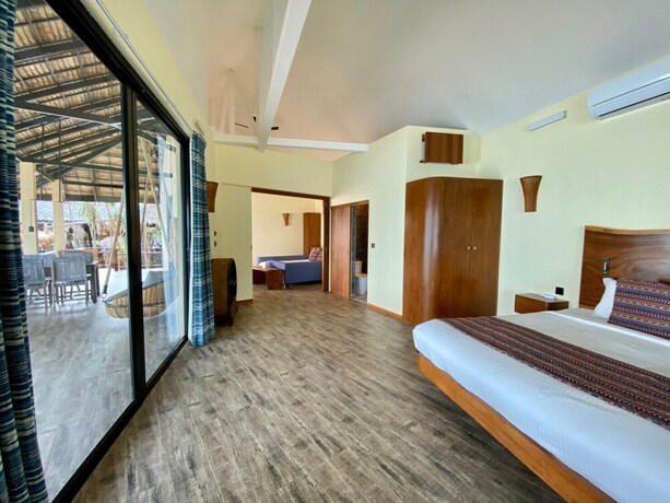 Imagen de la habitación del Hotel Absolute Beachfront Resort. Foto 19
