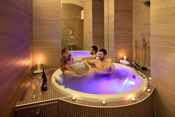 Imagen de la piscina del Hotel Absolutum Wellness. Foto 7