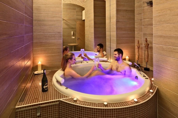 Imagen de la piscina del Hotel Absolutum Wellness. Foto 13