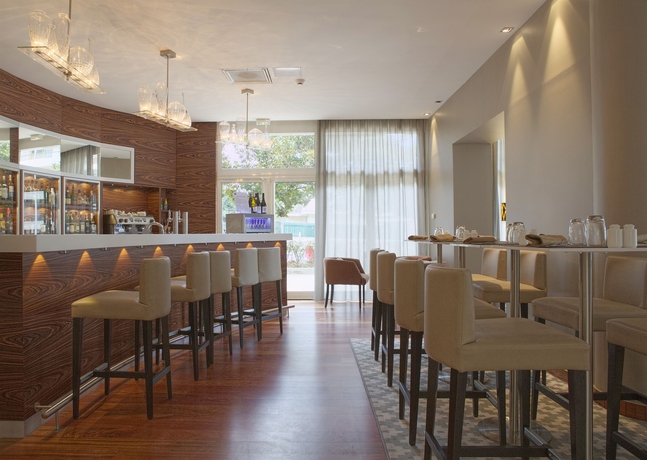 Imagen del bar/restaurante del Hotel Ac By Marriott Ambassadeur Antibes - Juan Les Pins. Foto 6