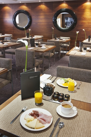 Imagen del bar/restaurante del Hotel Ac Recoletos By Marriott. Foto 8