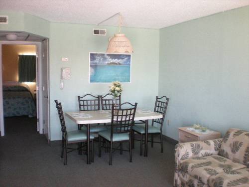 Imagen de la habitación del Hotel Acacia Beachfront Resort. Foto 7