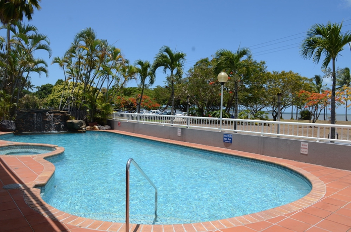 Imagen de la piscina del Hotel Acacia Court. Foto 15