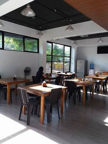 Imagen del bar/restaurante del Hotel Acacia Garden Inn. Foto 19