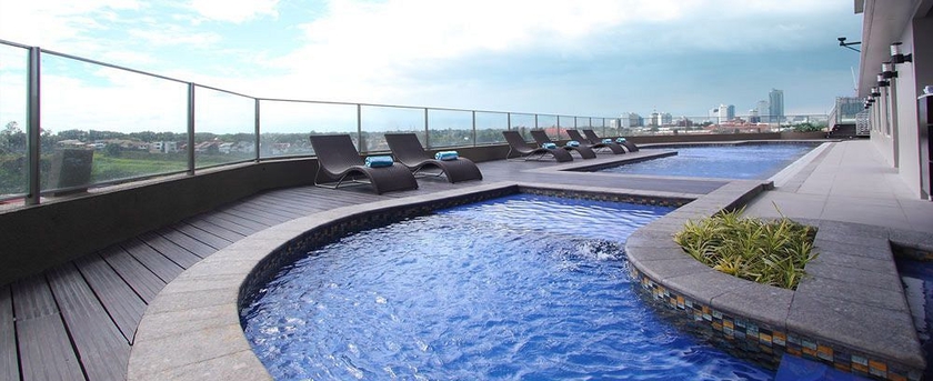 Imagen de la piscina del Hotel Acacia Manila. Foto 11