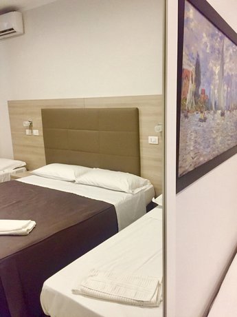 Imagen de la habitación del Hotel Academy. Foto 15